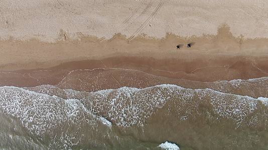 航拍大海海浪拍打沙滩视频的预览图