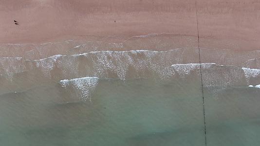 航拍大海海浪沙滩视频的预览图