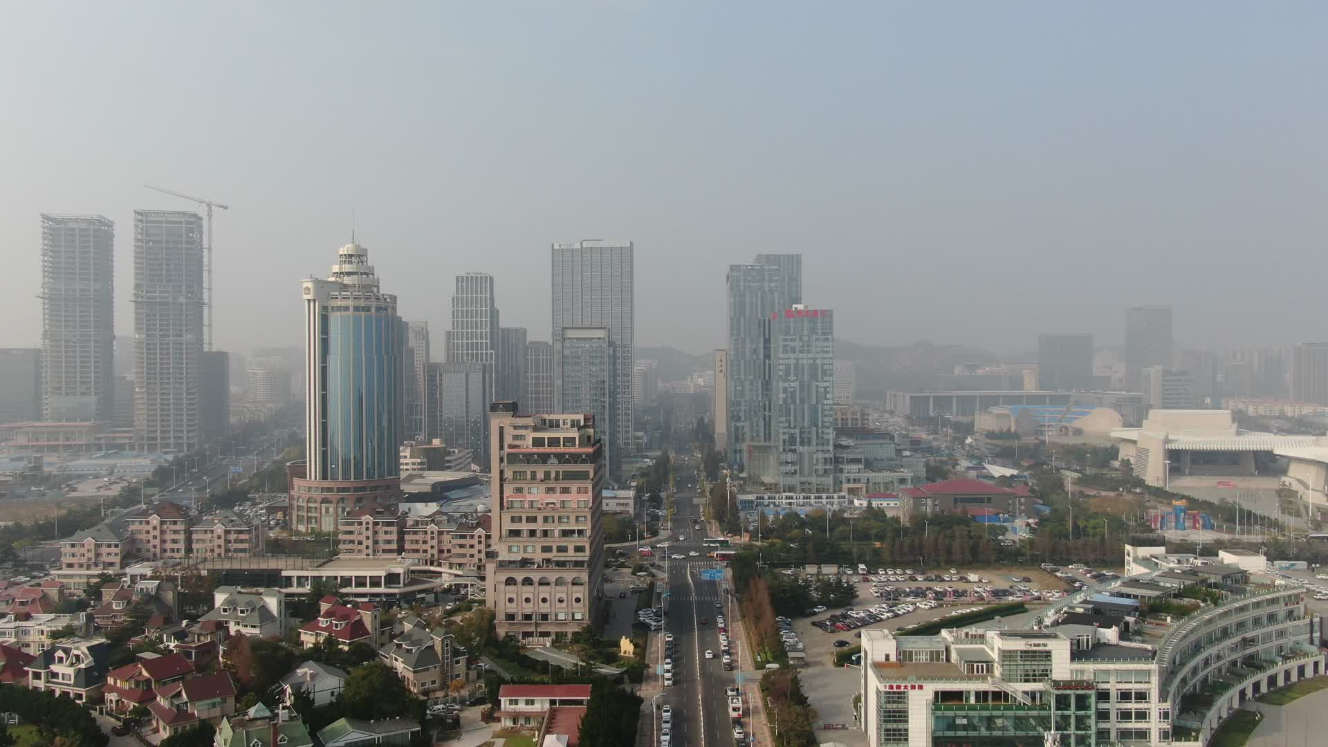 航拍山东青岛金融中心视频的预览图