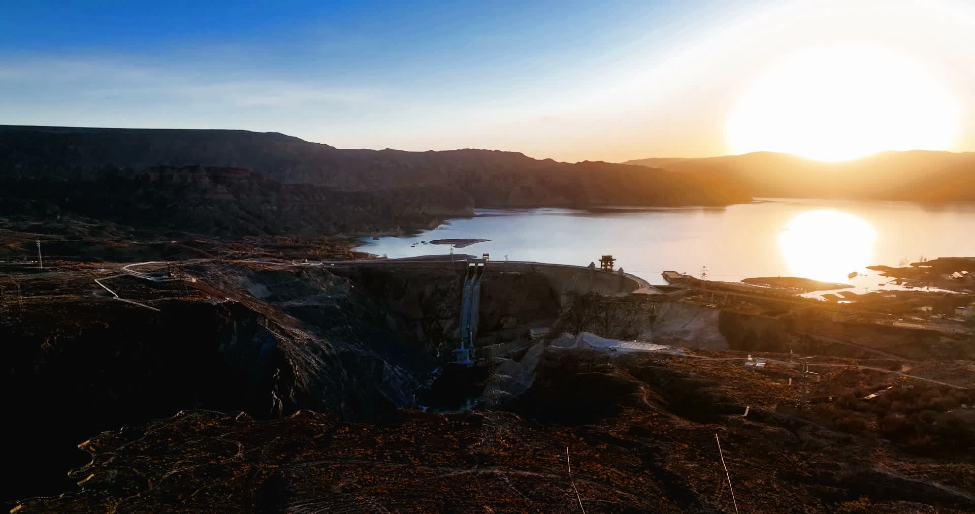 航拍青海海南藏族自治州龙羊峡夕阳冬季黄河视频的预览图