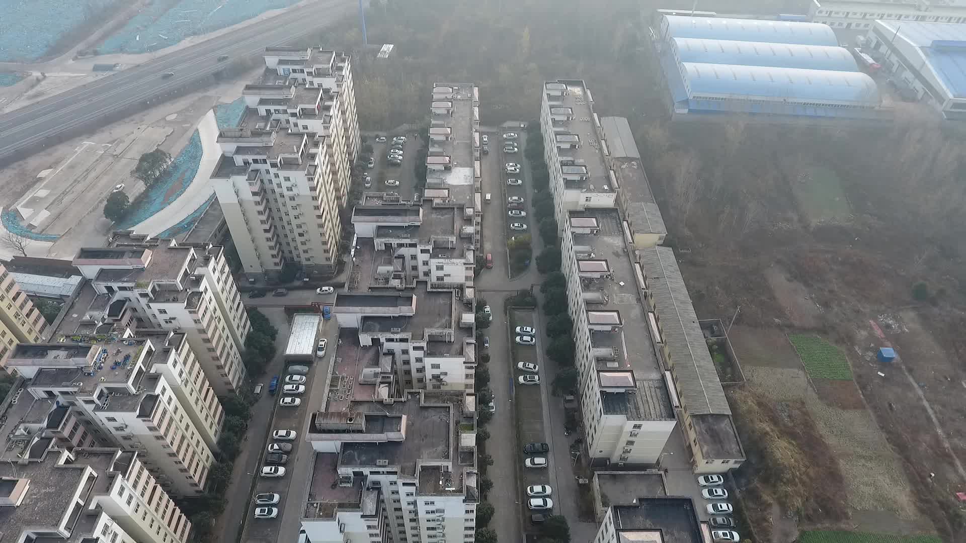 河南平顶山湛河区郊区建筑道路航拍视频的预览图