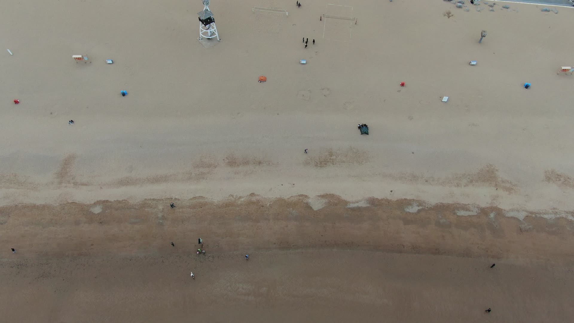 俯拍大海海浪沙滩视频的预览图