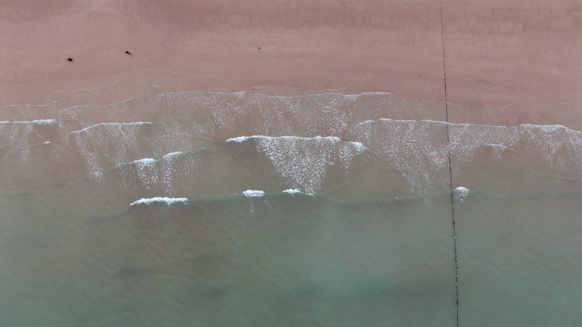 俯拍大海海浪沙滩视频的预览图