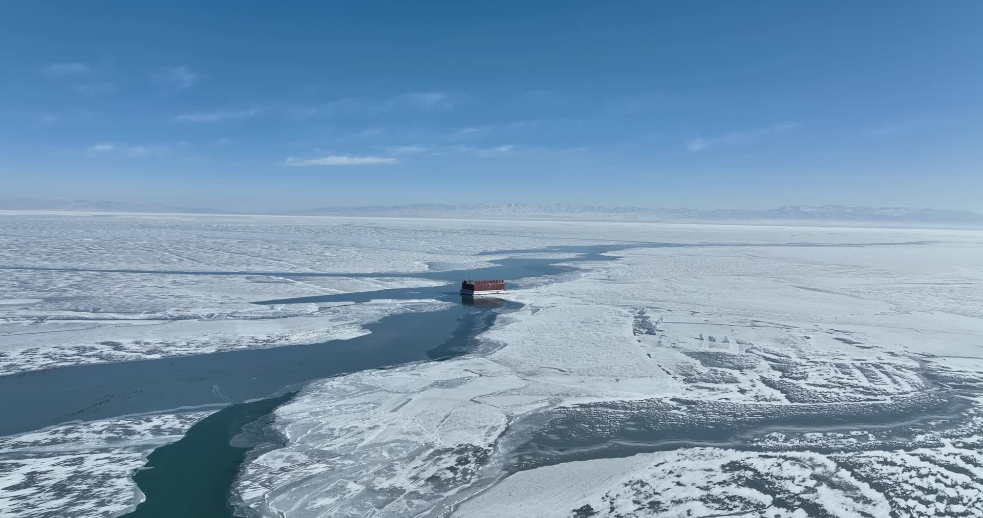 御3航拍青海湖二郎剑冬季封冻视频的预览图