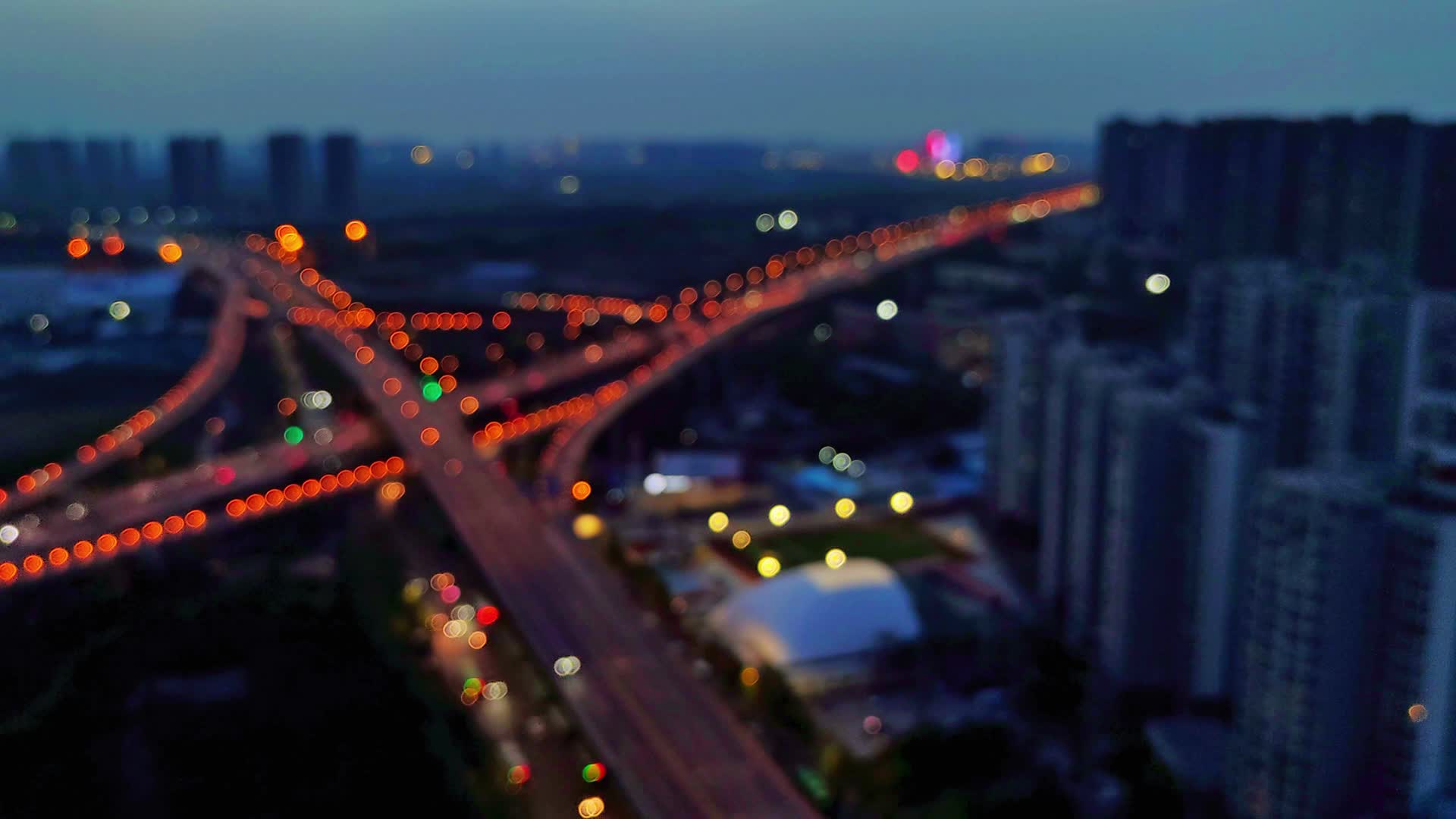 城市交通夜景虚焦镜头视频的预览图