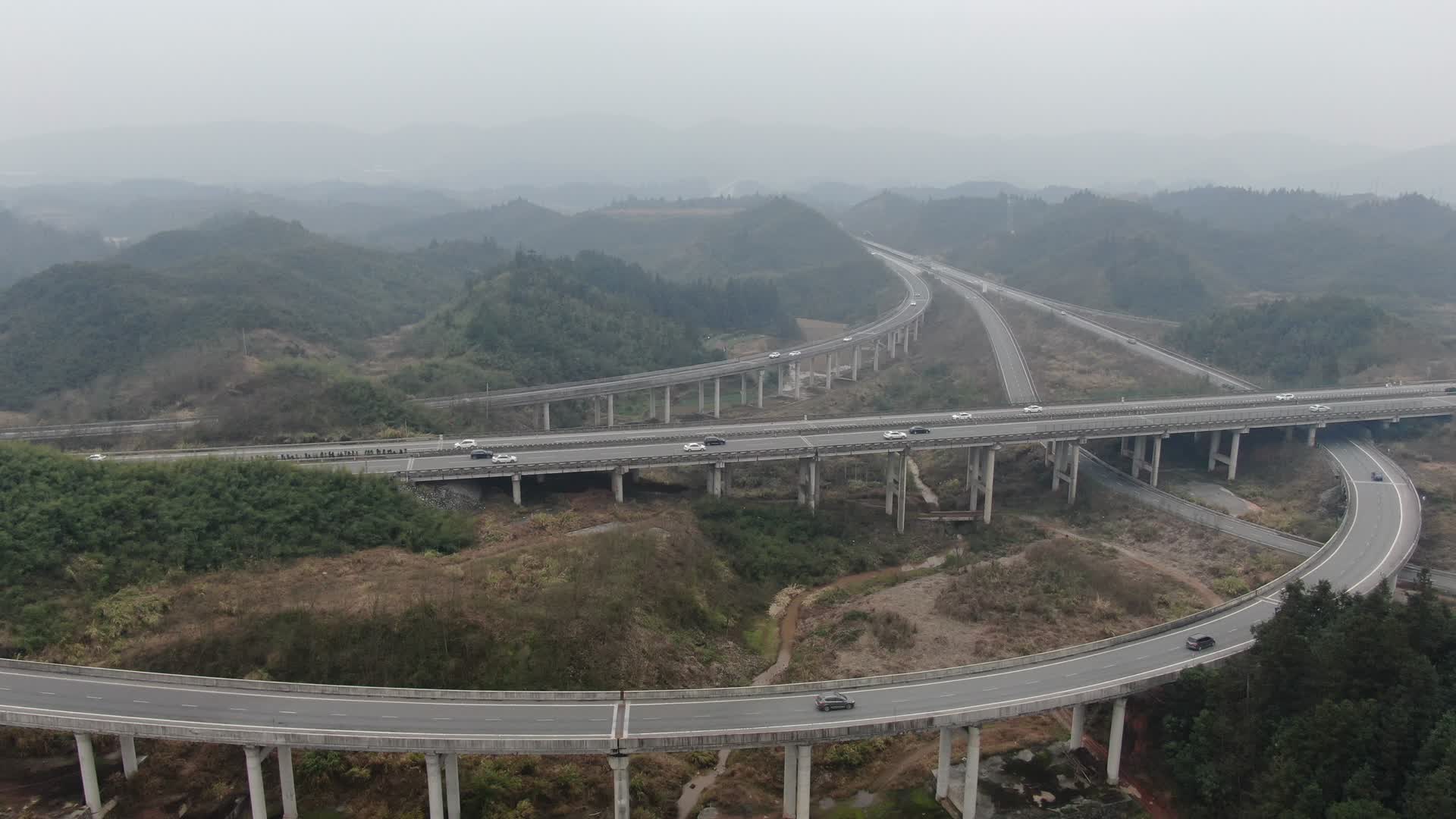 航拍高速公路高架桥交通视频的预览图