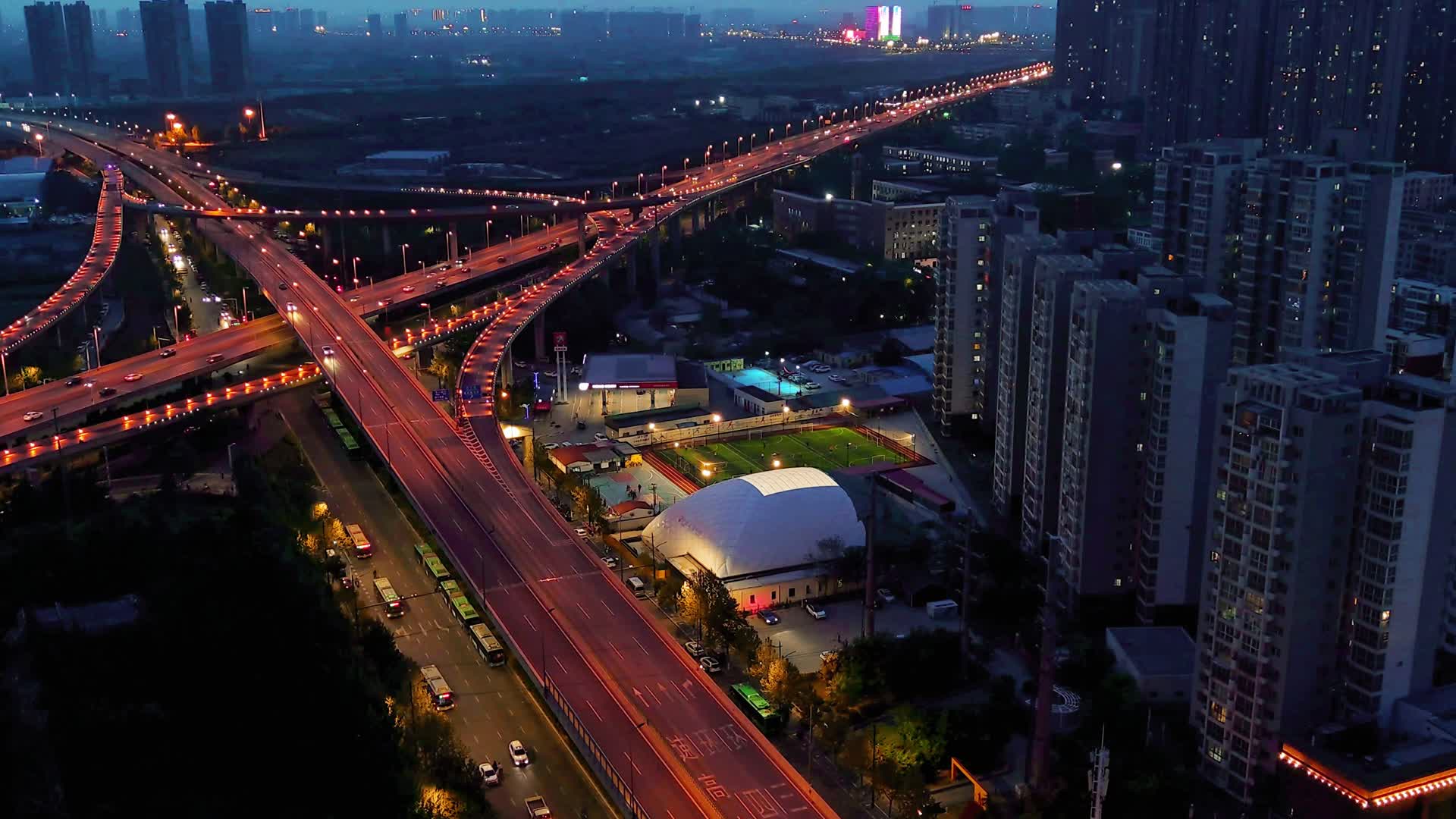 城市高空交通夜景视频的预览图