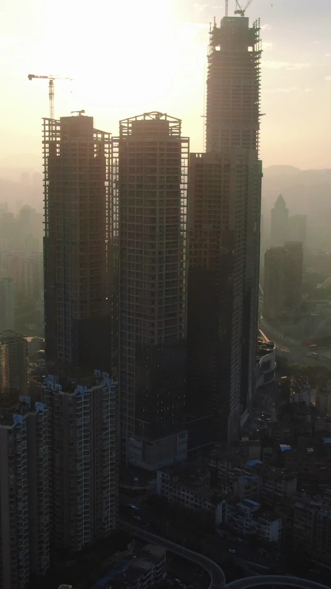 城市高楼日出竖屏航拍视频的预览图