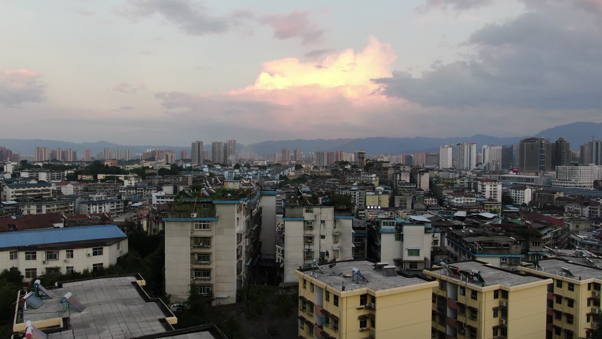 航拍城市日落晚霞夕阳视频的预览图