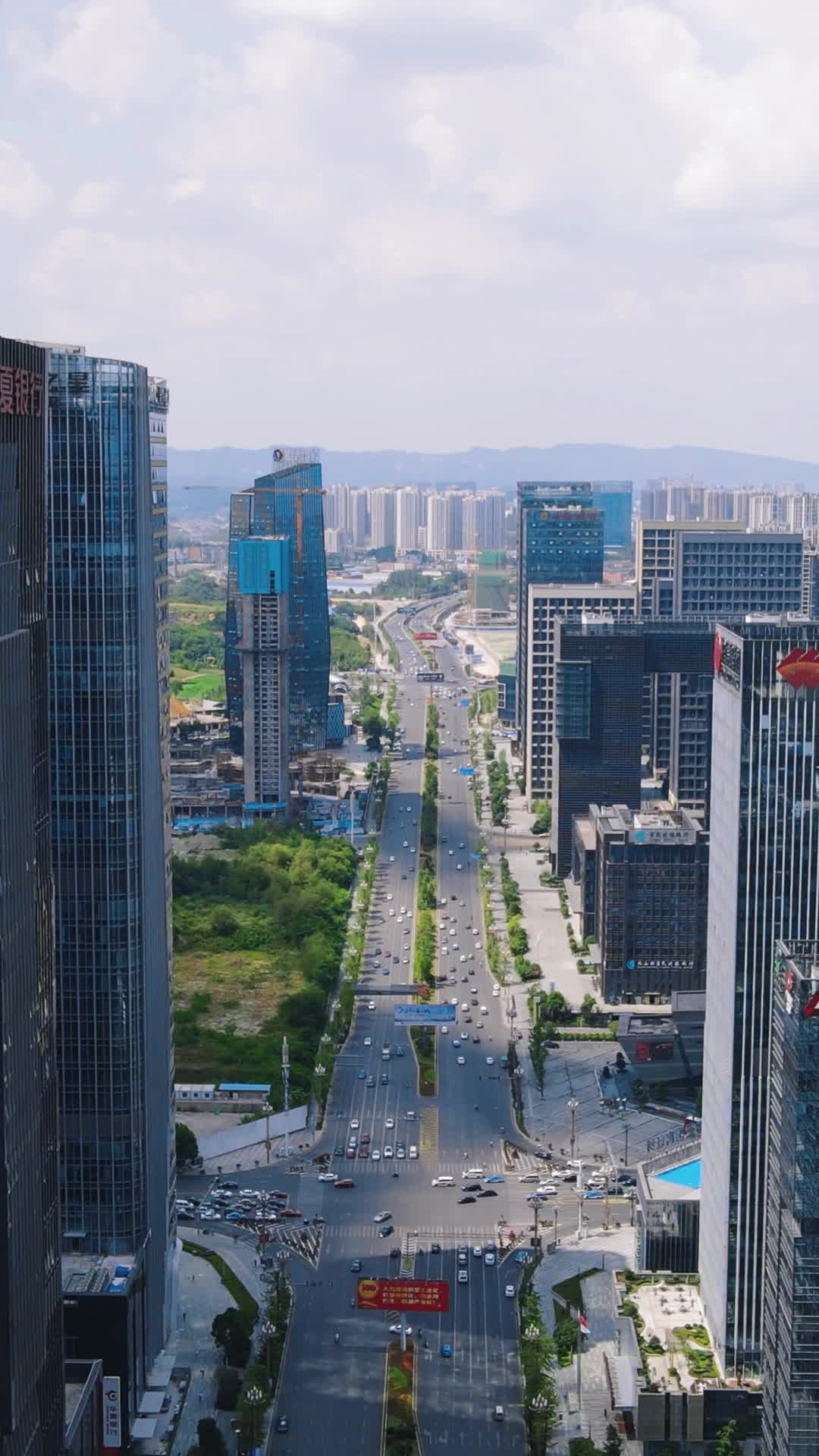 贵阳城市高楼交通竖屏航拍视频的预览图