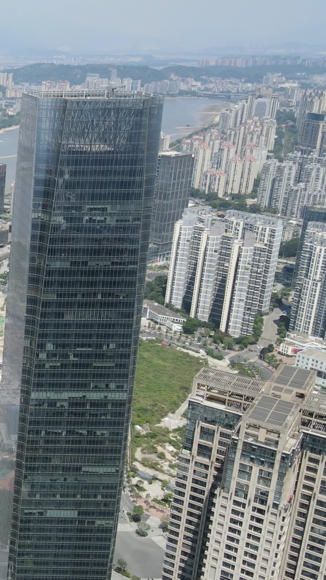 航拍城市高楼商务建筑竖屏视频的预览图