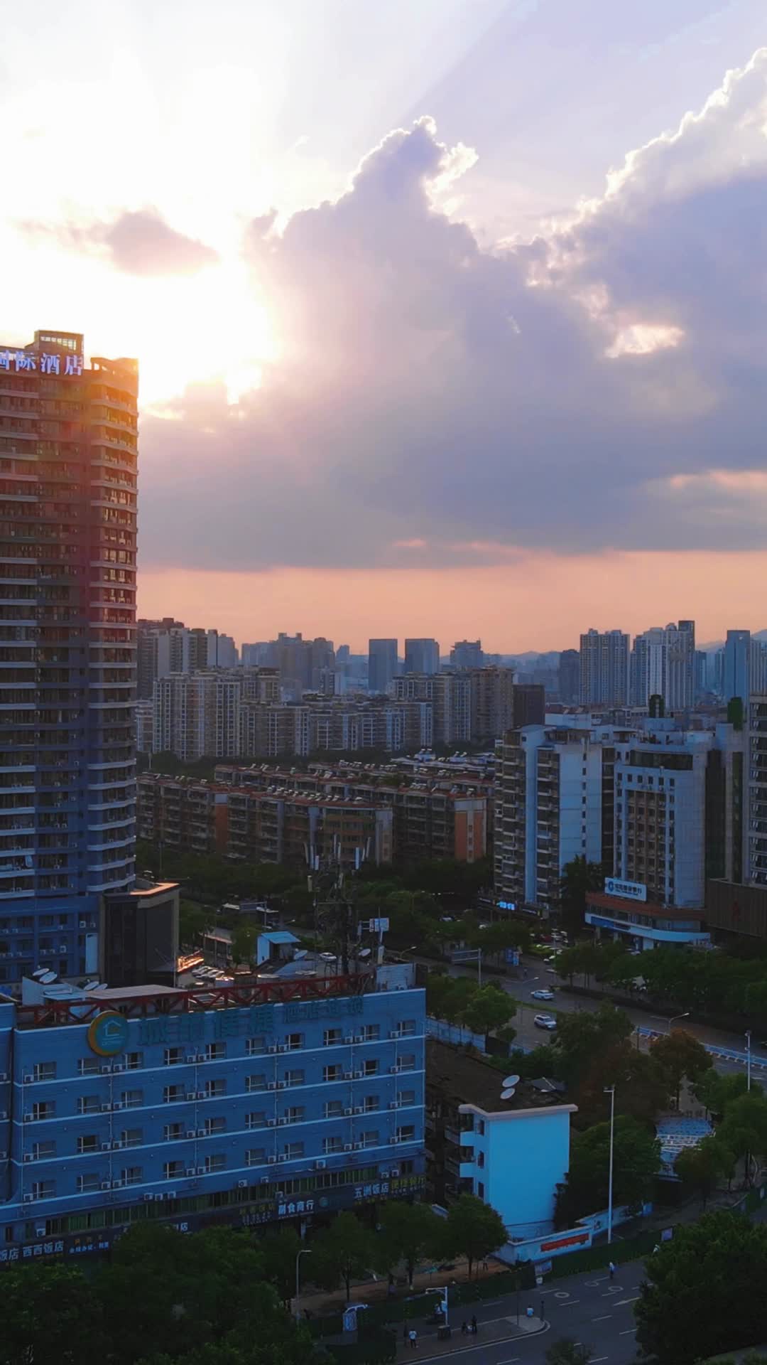 航拍江西赣州城市日落晚霞竖屏视频的预览图