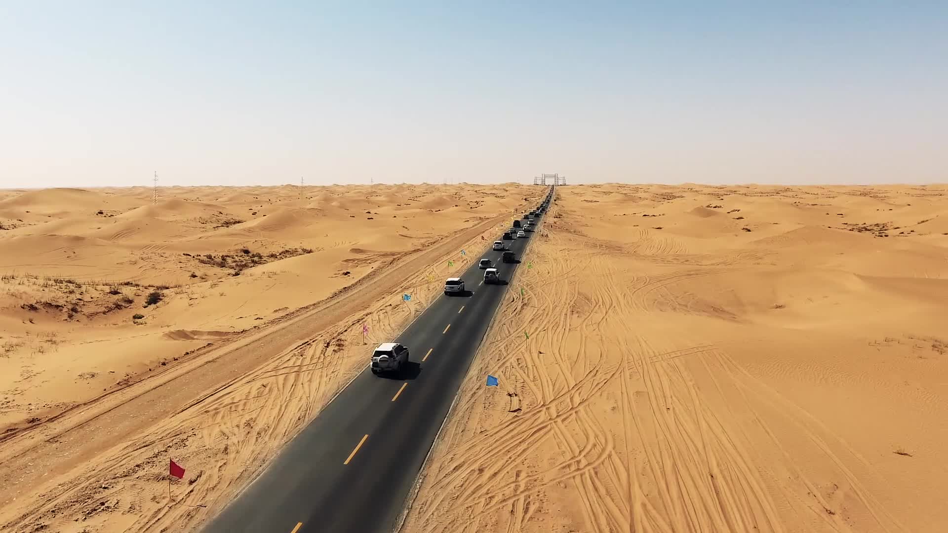 沙漠公路车辆视频的预览图