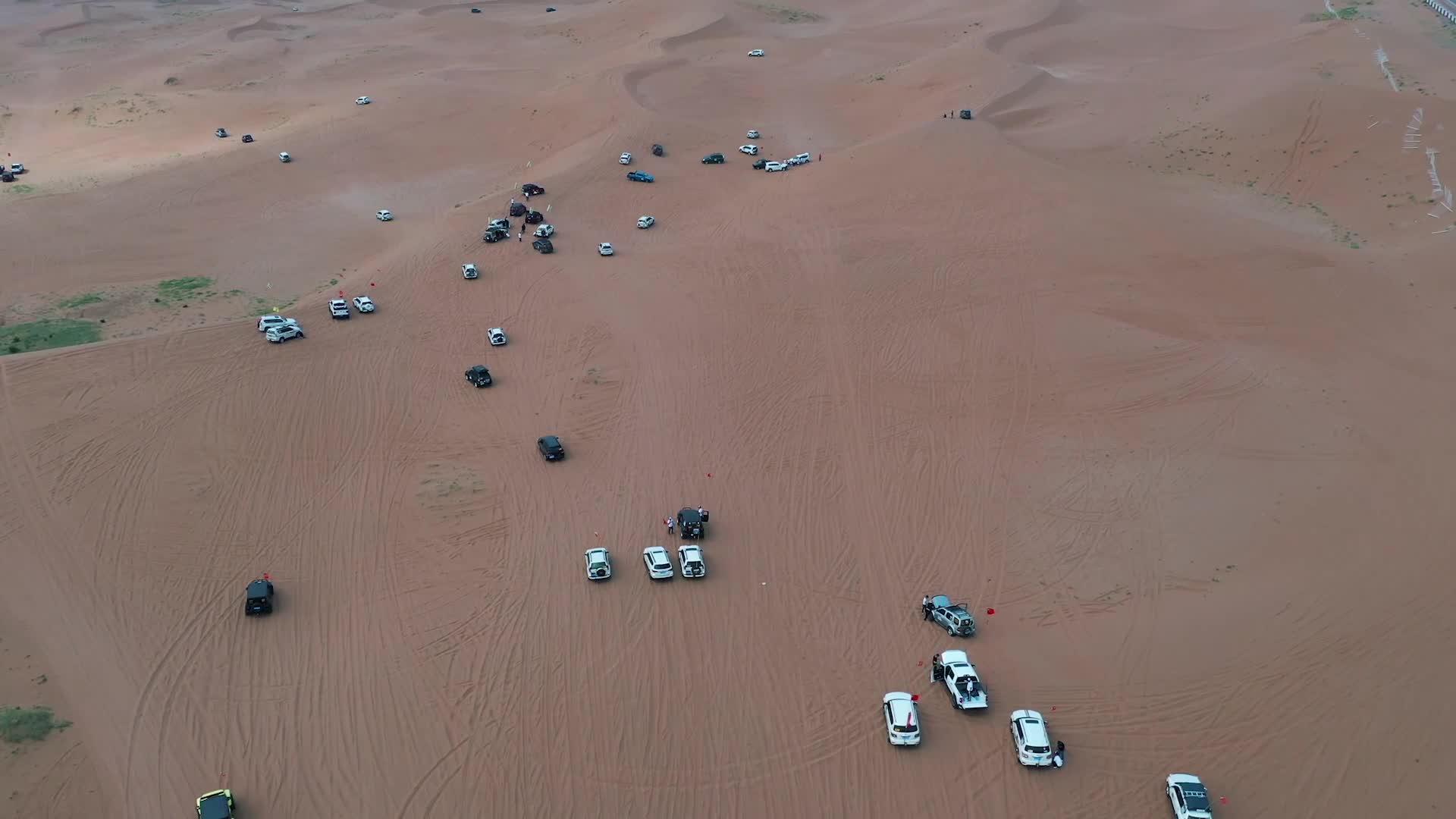 汽车在沙漠里视频的预览图