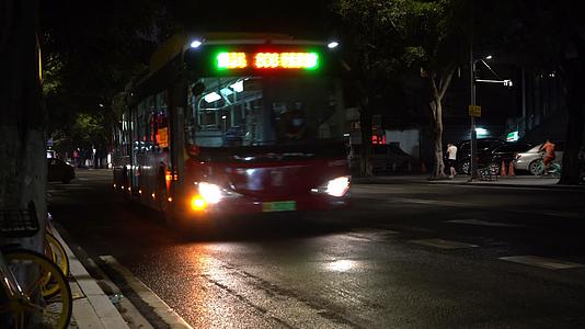 广州天河巴士公交车车门光影行驶窗外灯光视频的预览图
