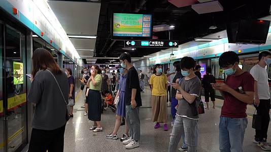 广州地铁人流列车关门开门低头族视频的预览图