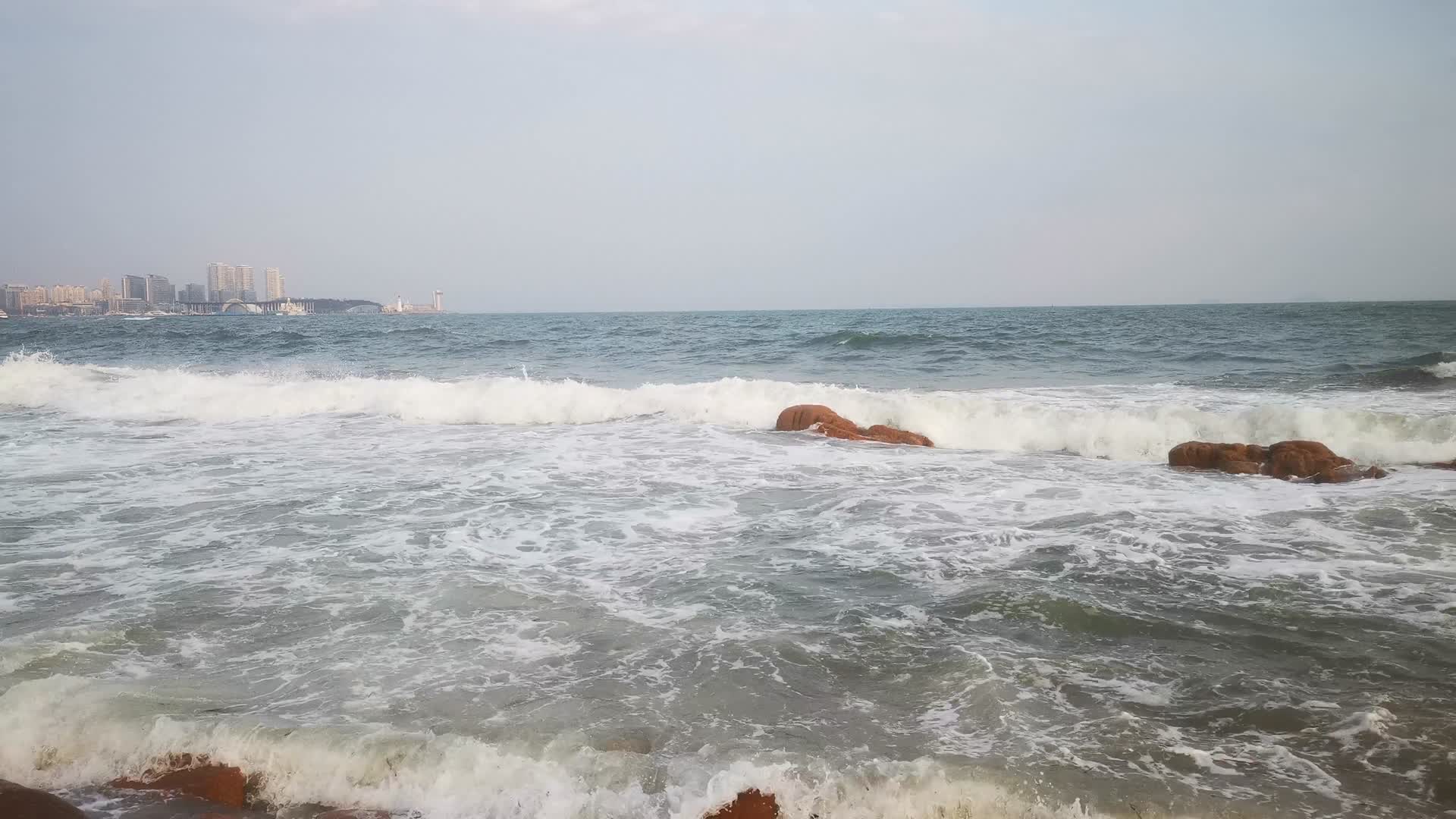 实拍大海海浪波涛汹涌礁石浪花沙滩视频的预览图