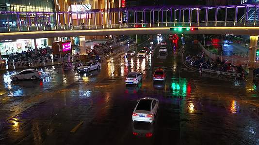 城市夜景交通车辆行驶视频的预览图
