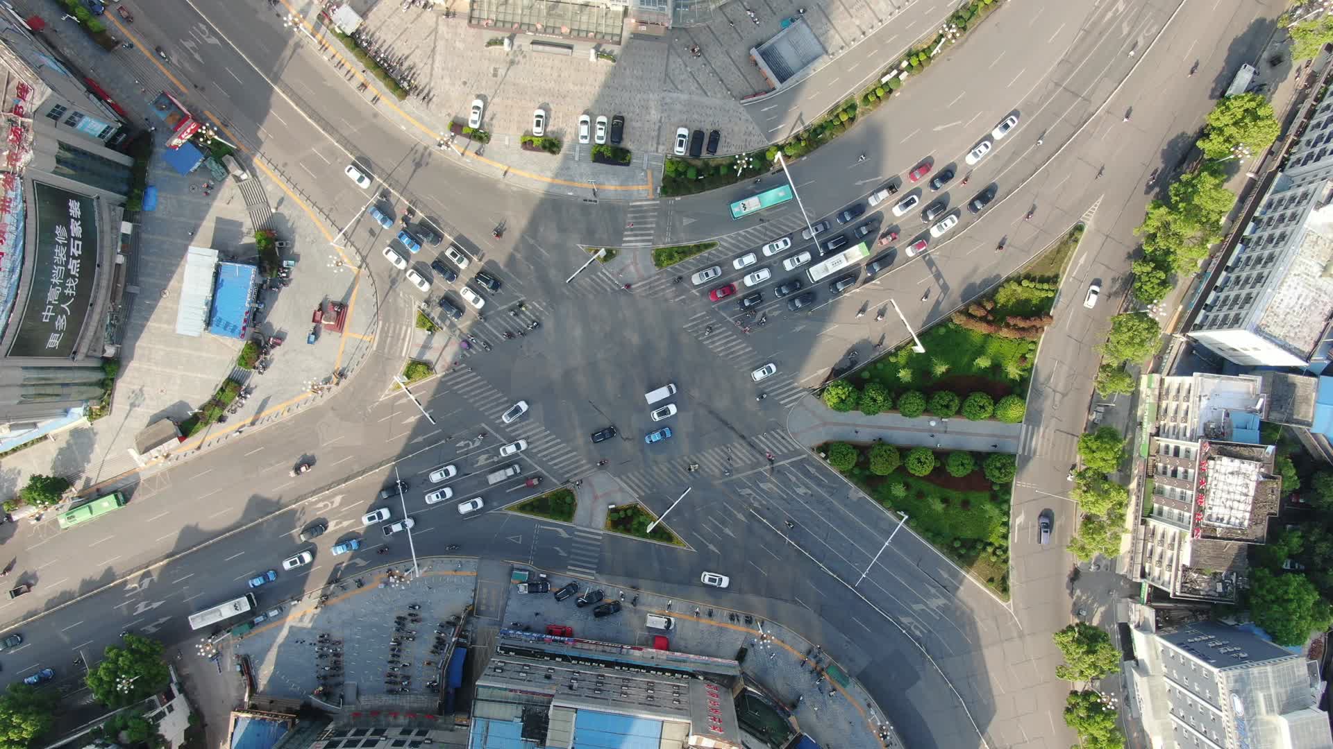 俯拍城市十字交叉路口交通视频的预览图