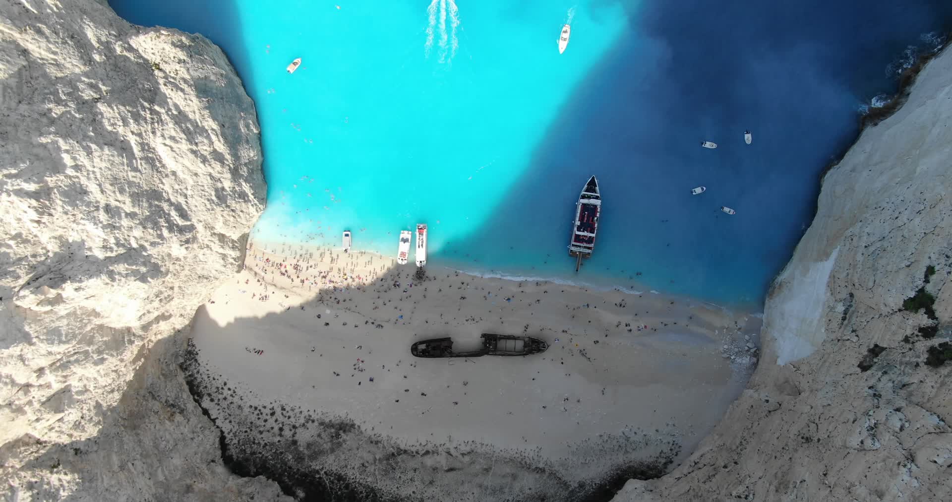 航拍希腊扎金索斯沉船湾4K视频的预览图