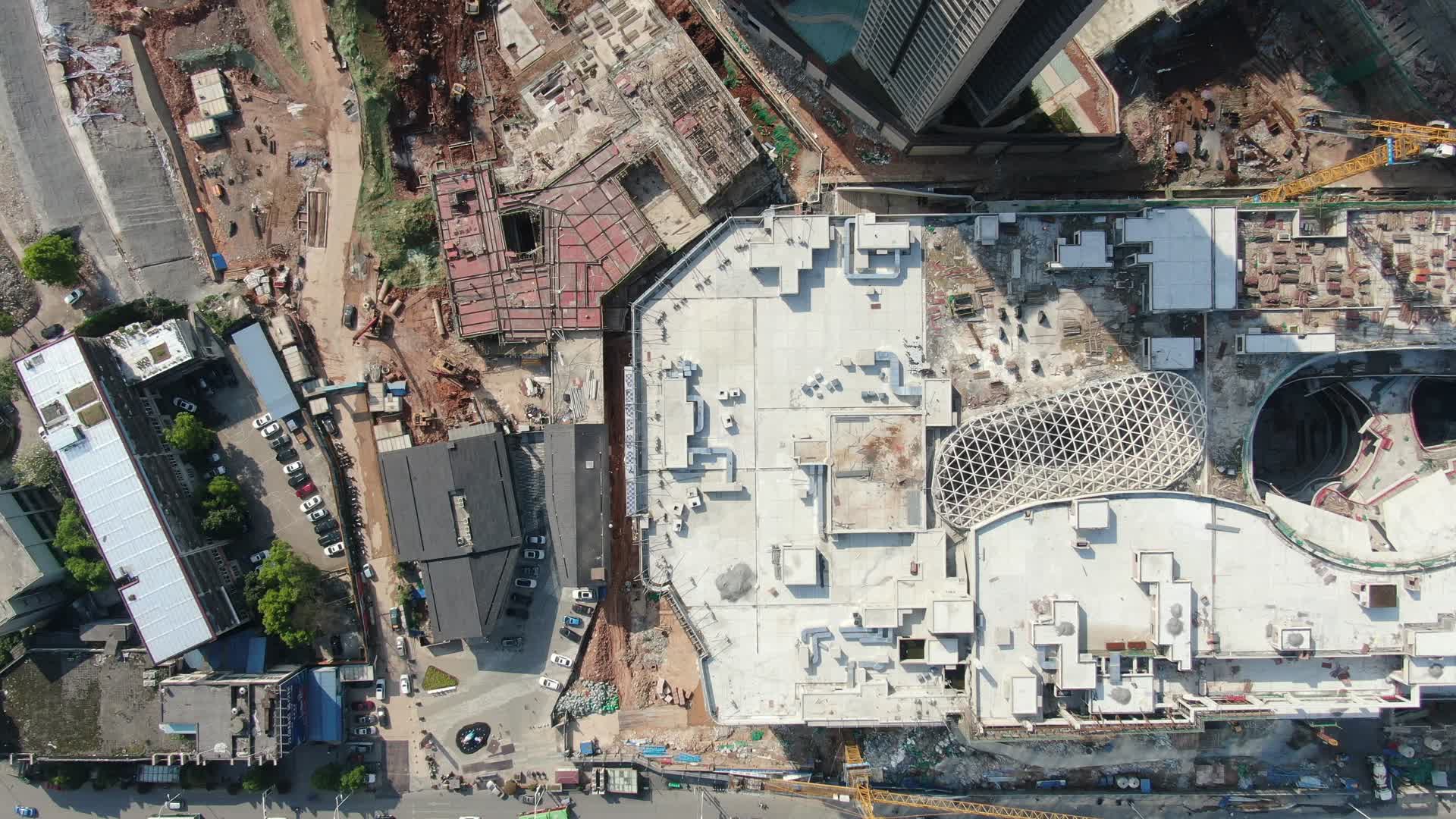 航拍城市商业广场施工现场视频的预览图