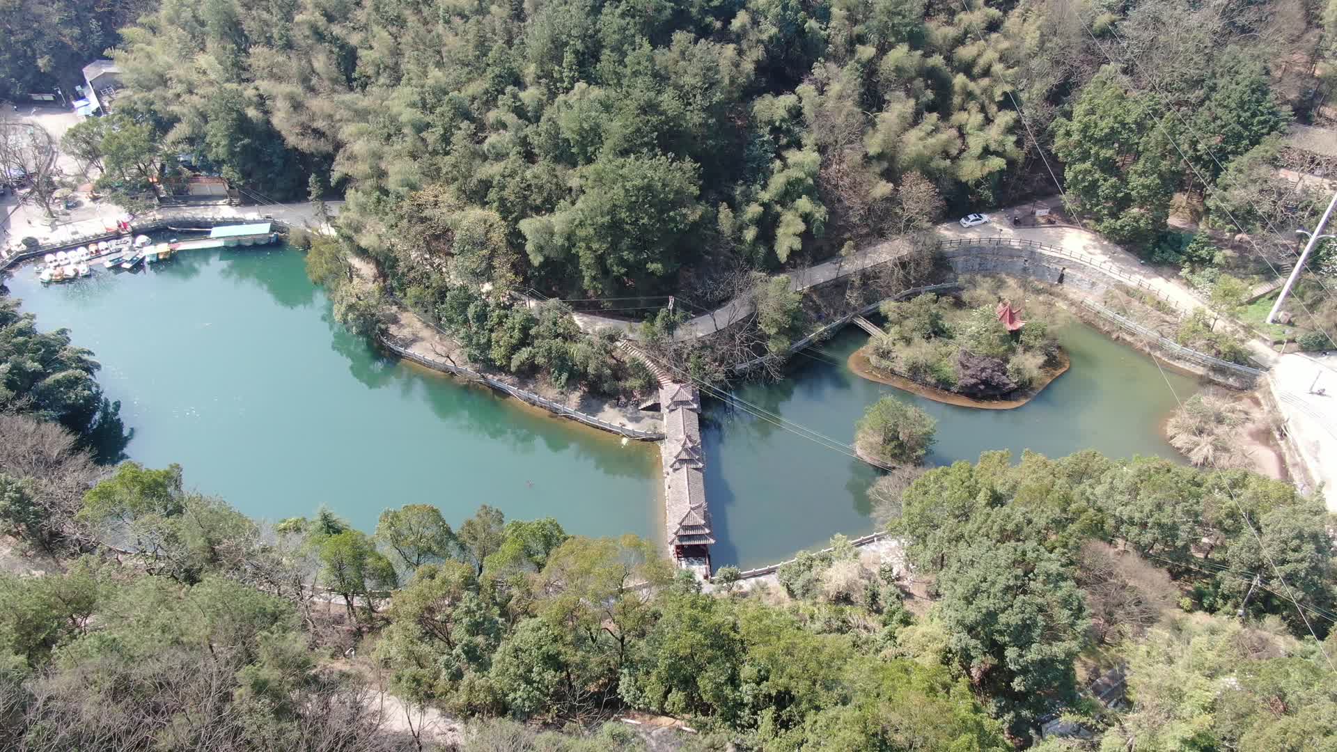 航拍山谷蓝色湖泊自然风景视频的预览图