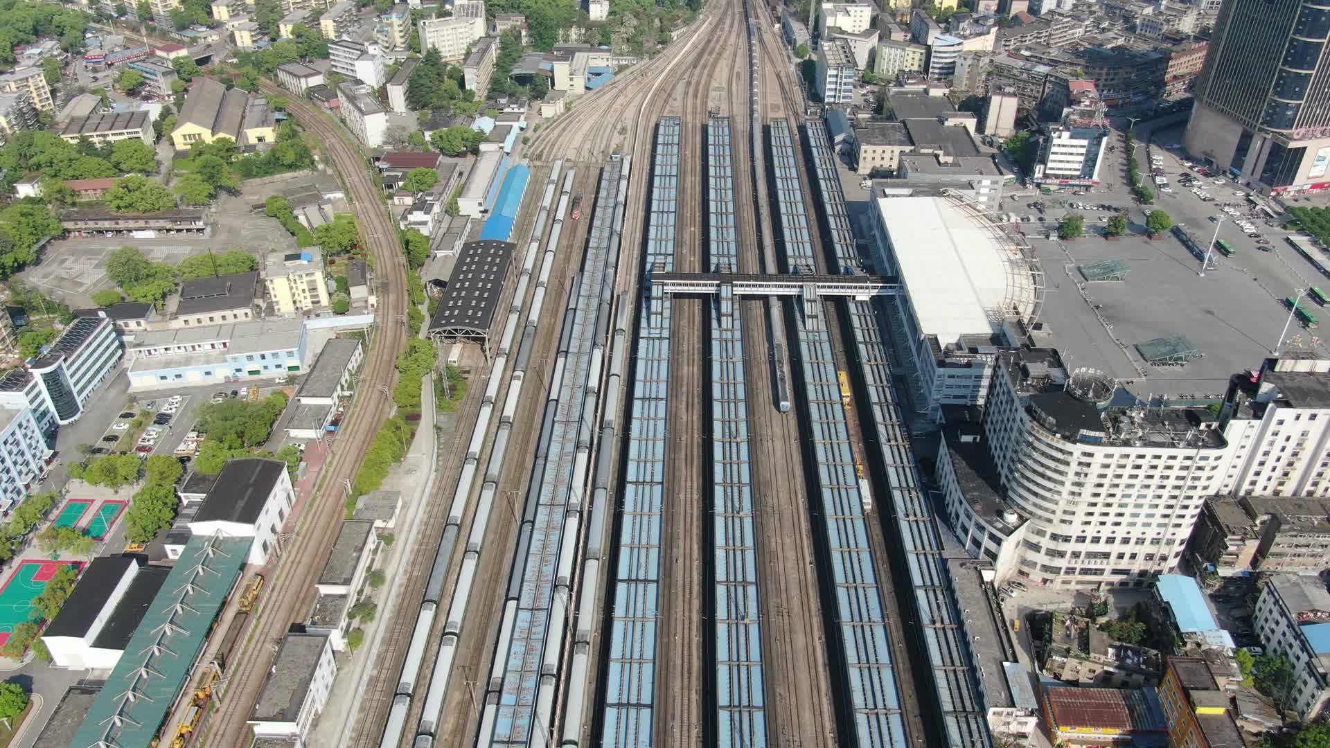 航拍火车站站台交通视频的预览图