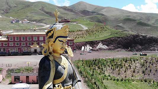 航拍青海果洛玛沁县拉日寺喇日寺格萨尔王视频的预览图