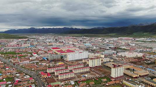 航拍青海果洛玛沁县县城视频的预览图