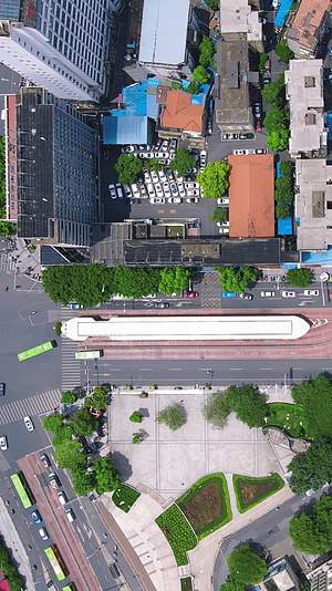 航拍城市快速公交站台公交视频的预览图