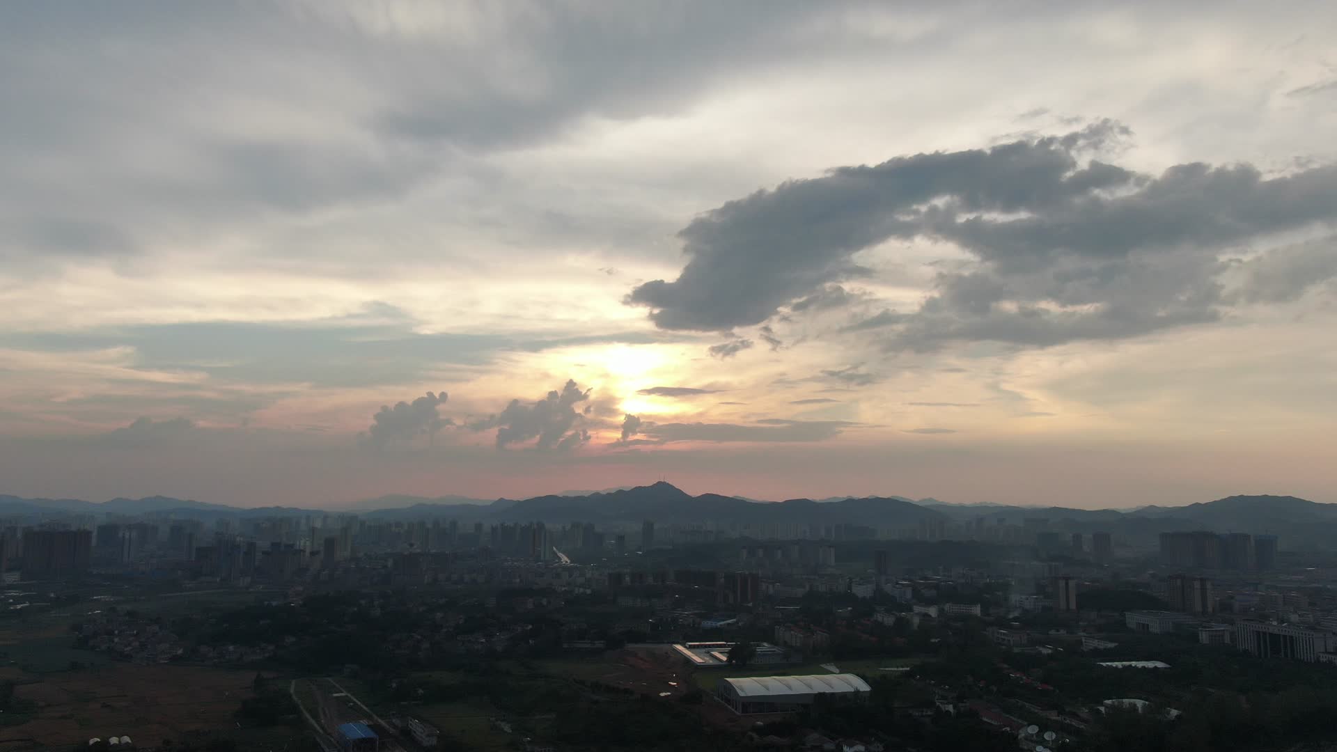 航拍日落晚霞夕阳视频的预览图