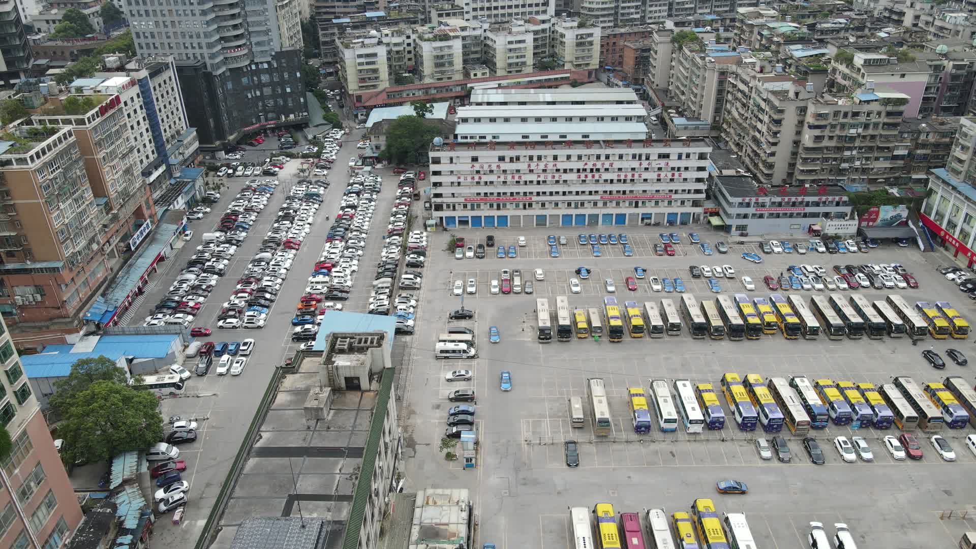 城市汽车站露天停车场航拍视频的预览图
