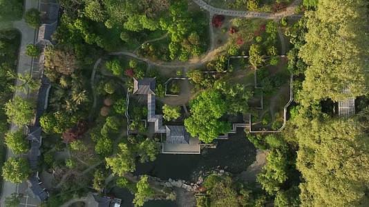 俯拍梅花山的红楼艺文苑视频的预览图