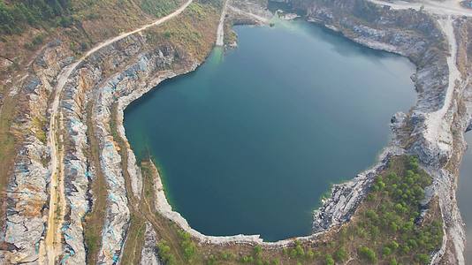 2022广州黄埔石牙顶天坑采石场湖泊天池视频的预览图