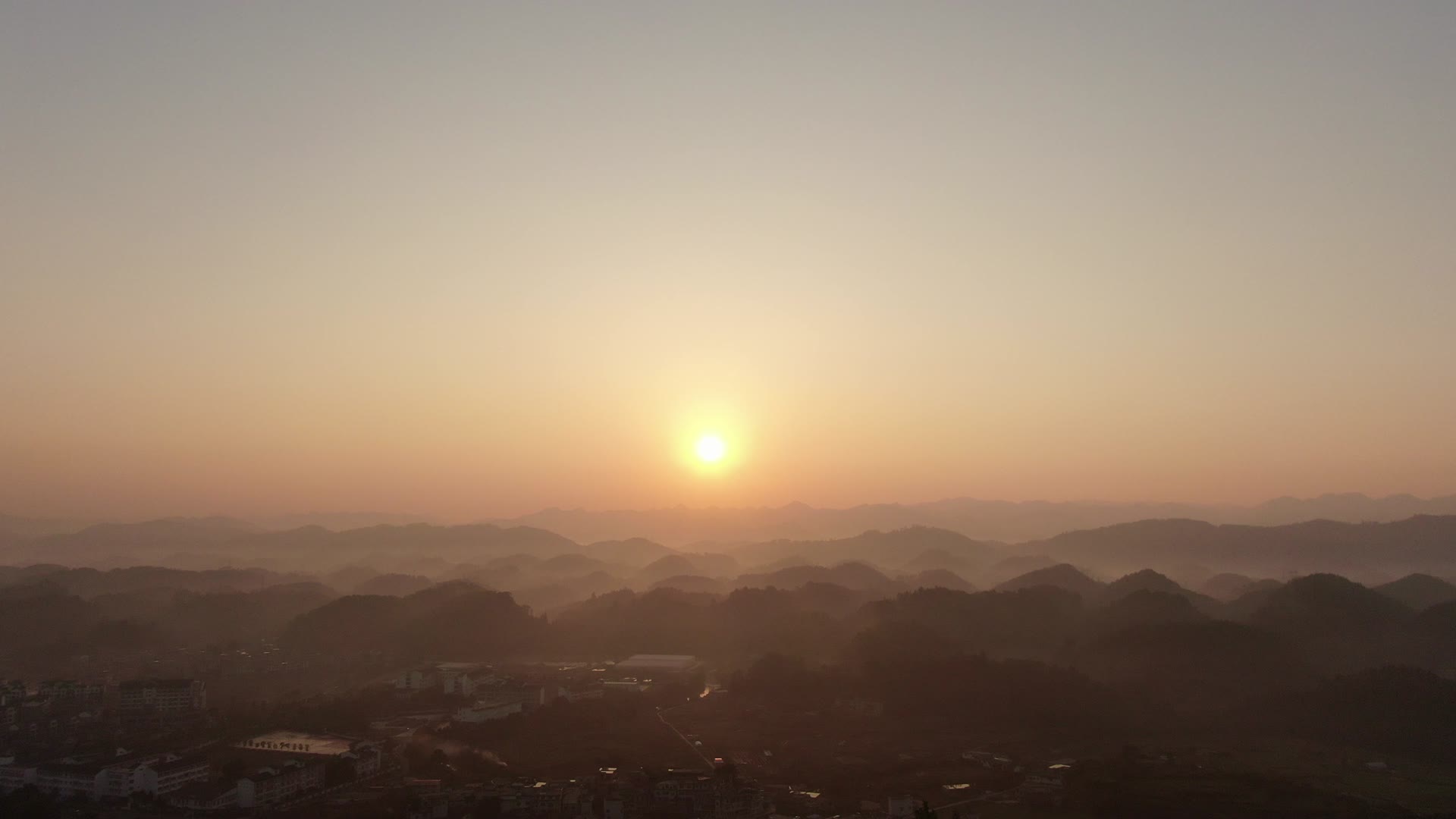航拍清晨山川日出彩霞迷雾视频的预览图