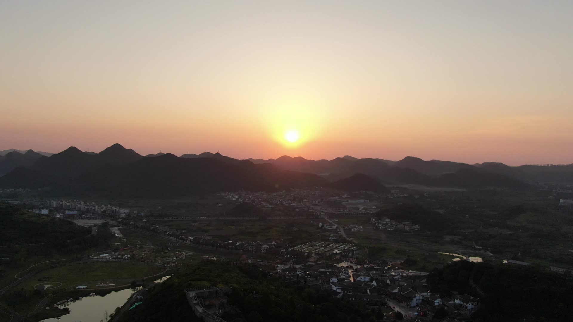 贵州贵阳青岩古镇日出彩霞航拍视频的预览图