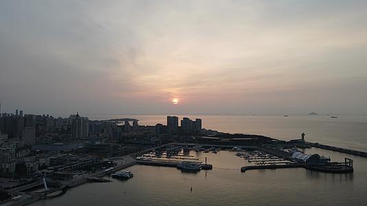 航拍山东青岛海上日出彩霞视频的预览图