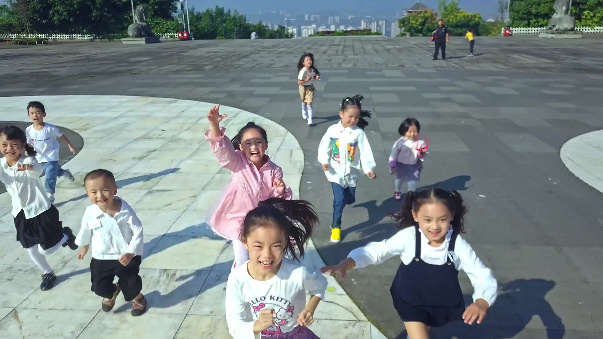 一群小孩向前奔跑挥手积极向上视频的预览图