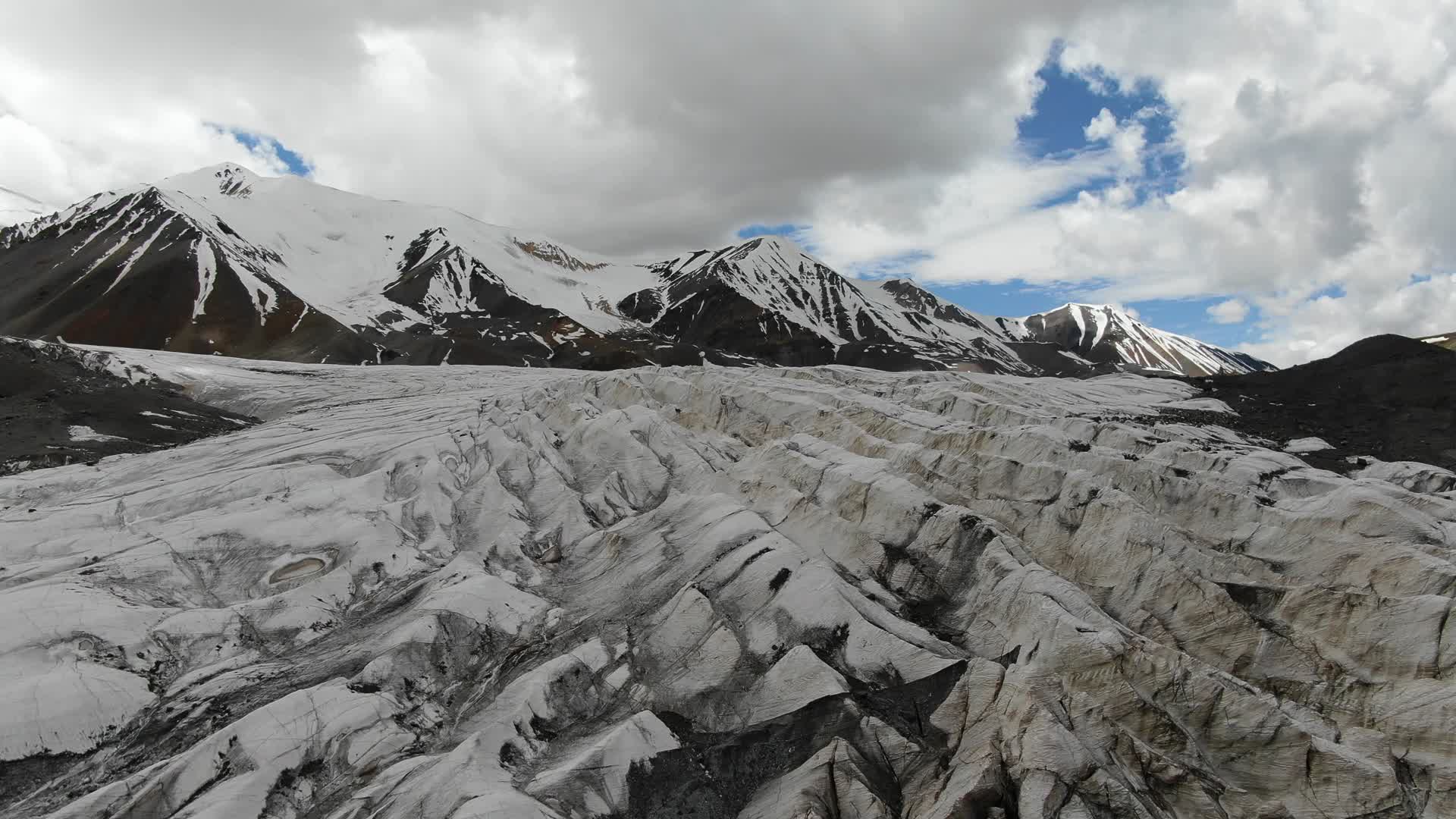 航拍青海果洛神山阿尼玛卿雪山哈龙冰川视频的预览图
