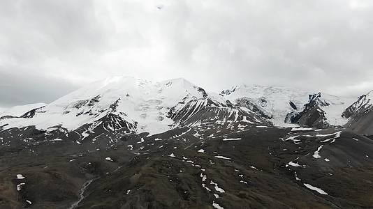 航拍青海果洛神山阿尼玛卿雪山视频的预览图