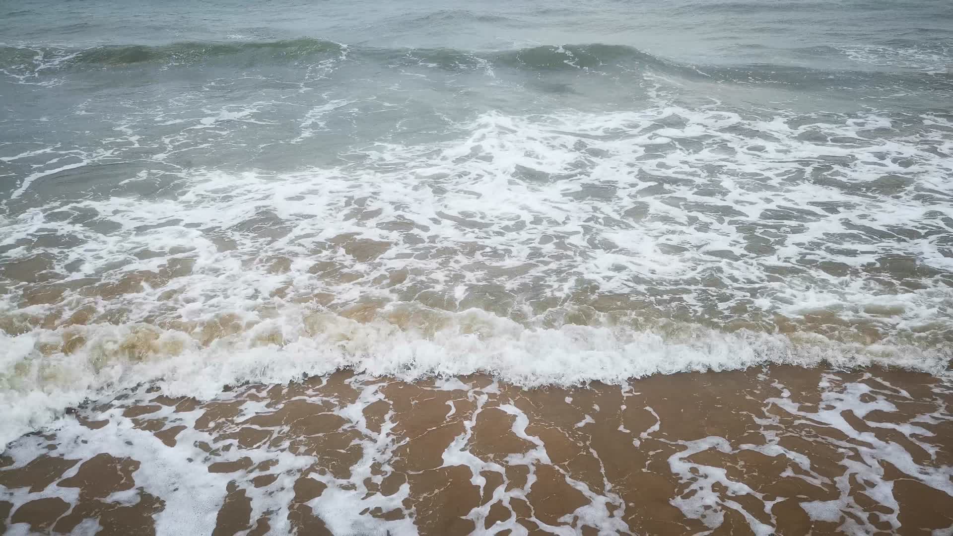 实拍大海浪花沙滩视频的预览图