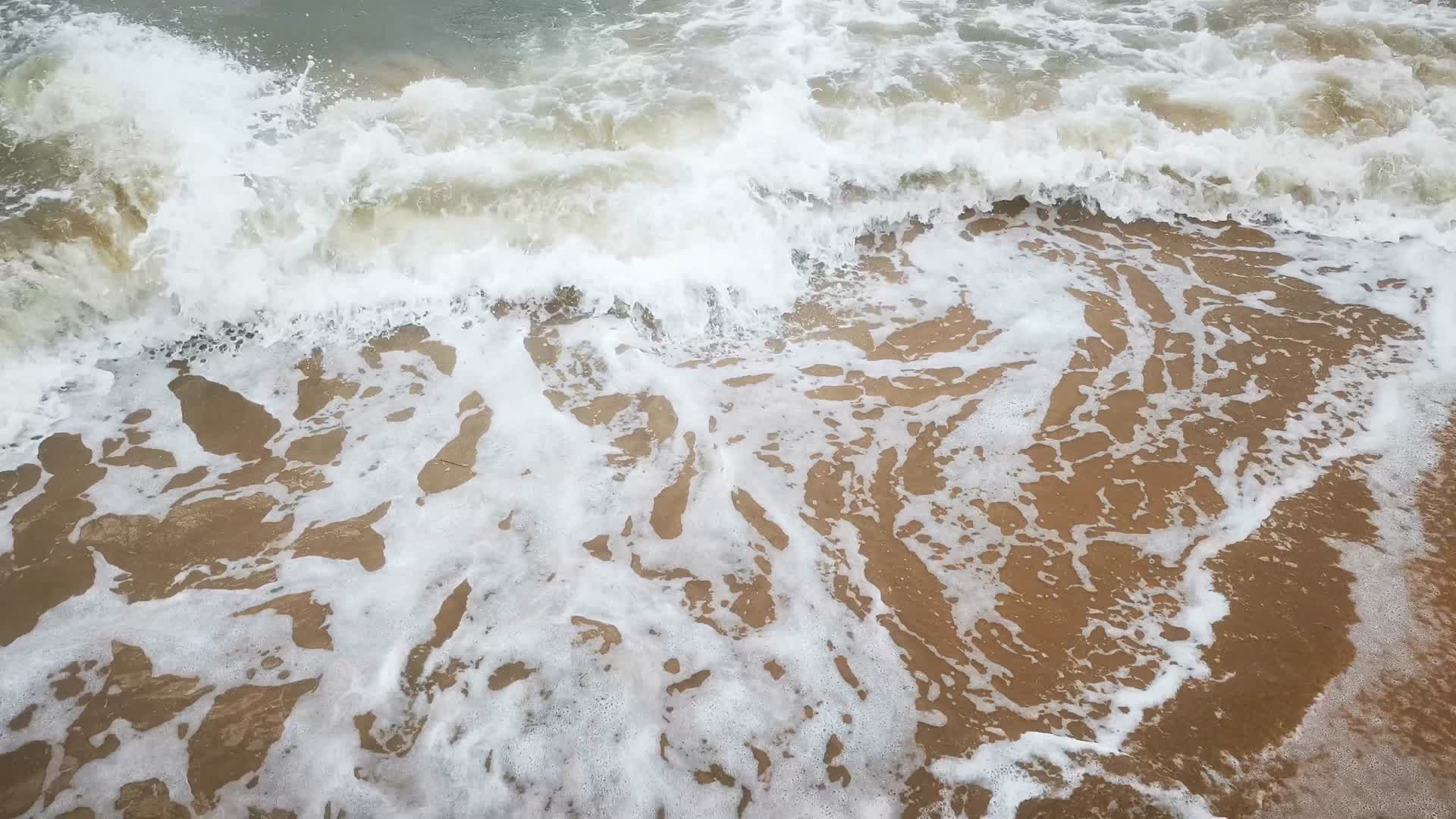 实拍大海浪花沙滩视频的预览图