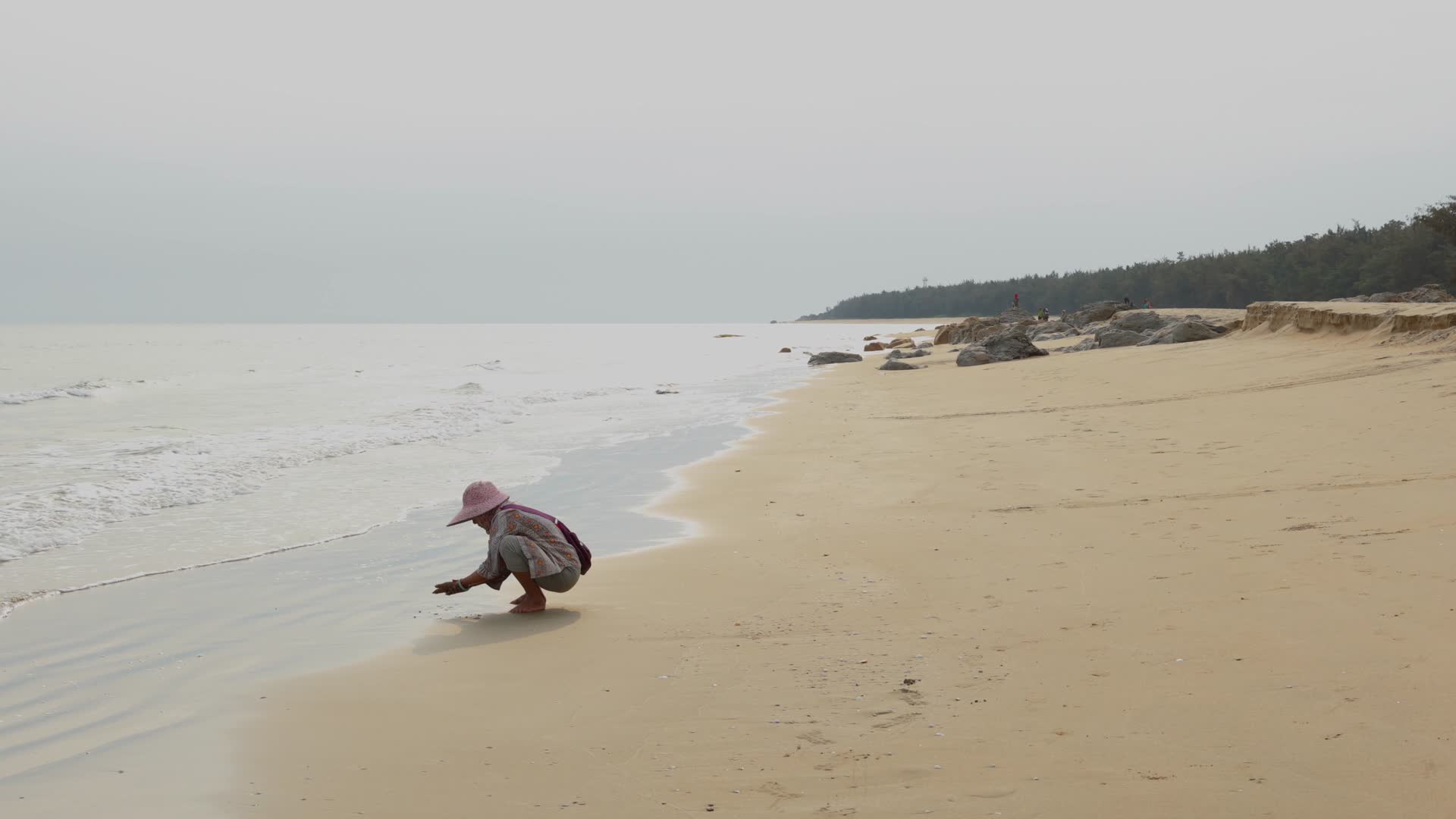 4K实拍阴天的海边视频的预览图