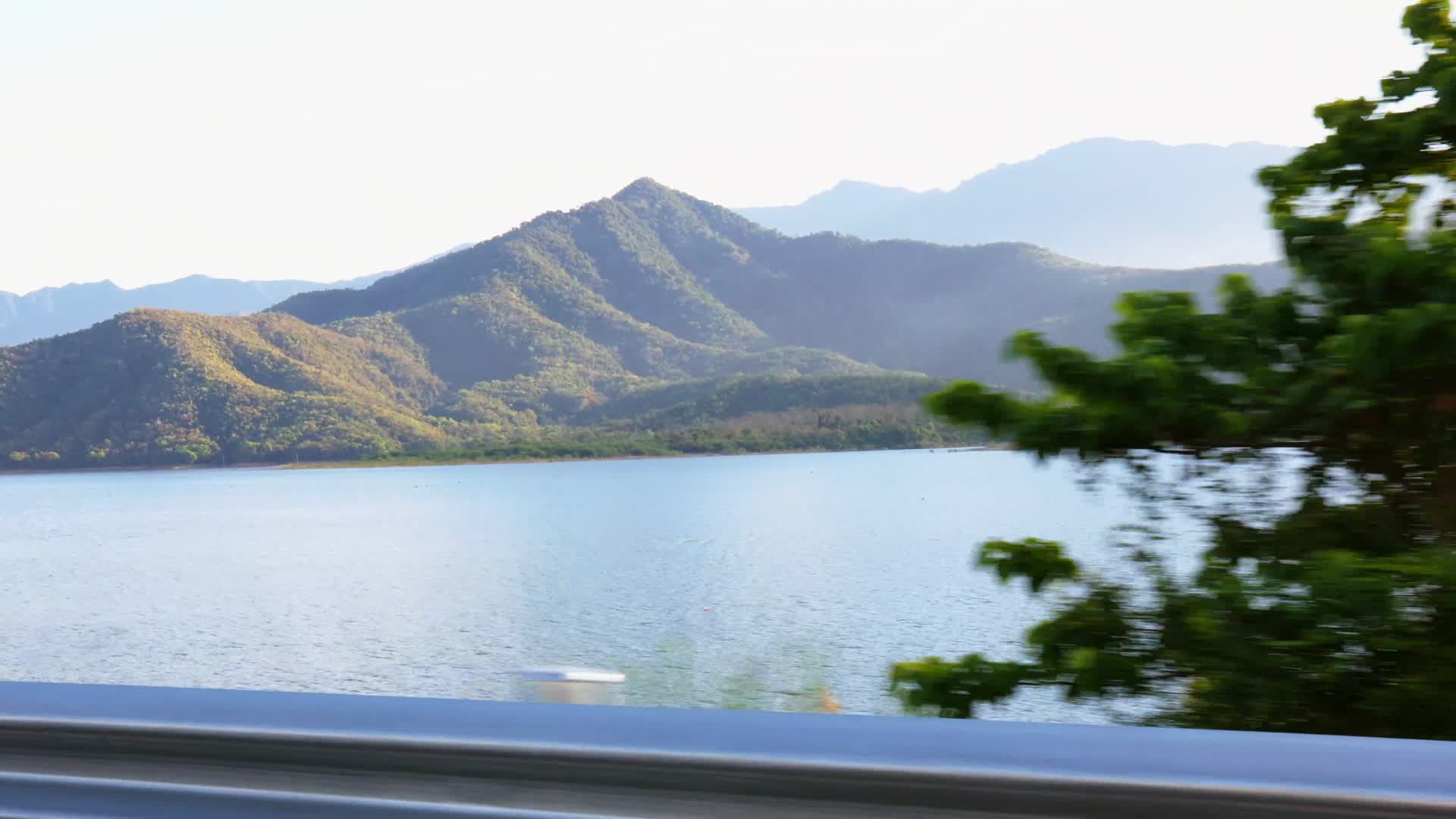 4K实拍汽车在湖边山路行驶第一视角视频的预览图