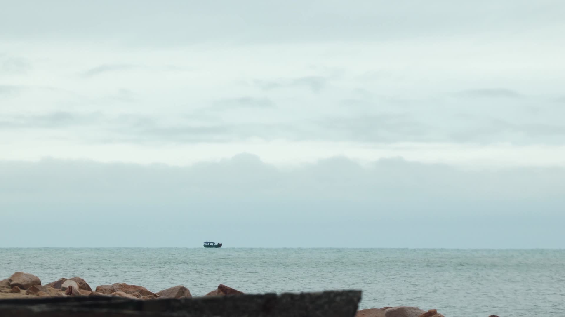 4K实拍下雨天的海边风景视频的预览图