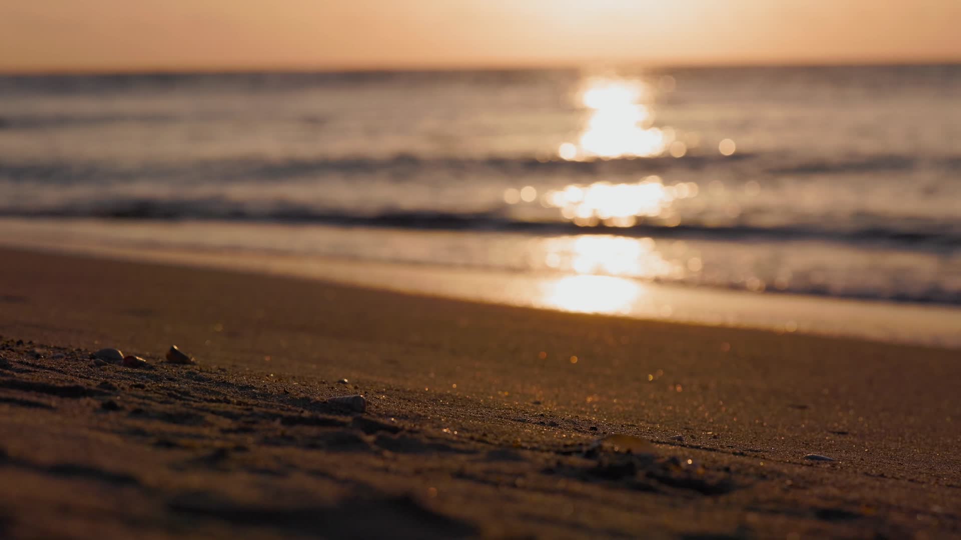 4K实拍平静的海边落日视频的预览图