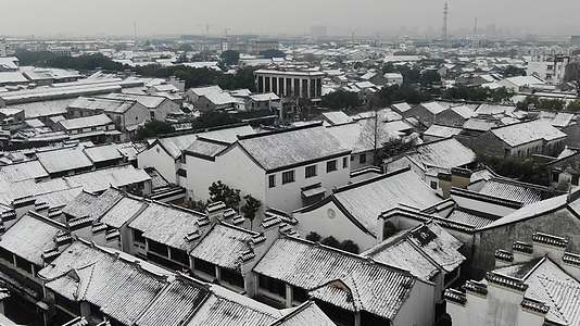 航拍江苏苏州同里古镇江南古镇古建筑雪景视频的预览图