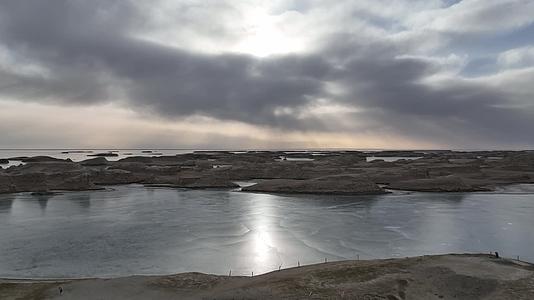 航拍青海海西乌素特水上雅丹冬季视频的预览图