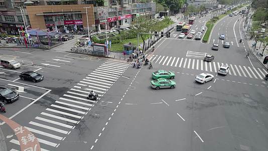 2022广州交通斑马线十字路口行人视频的预览图