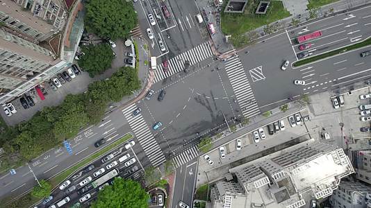 2022广州交通斑马线十字路口行人视频的预览图